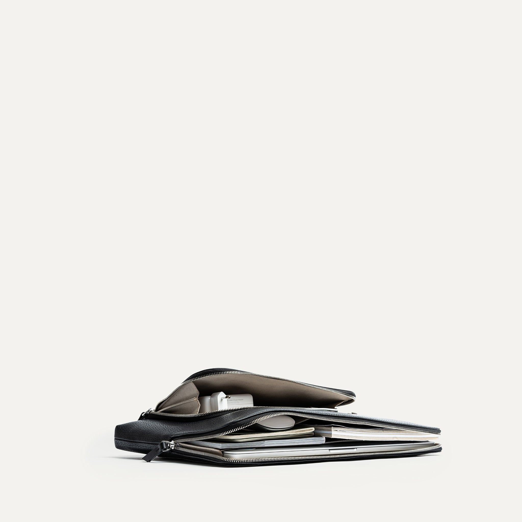 Pochette ordinateur avec une capacité de rangement qui vous surprendra, un compartiment séparé accueillera votre ordinateur portable jusqu'à 16 pouces de dimension.