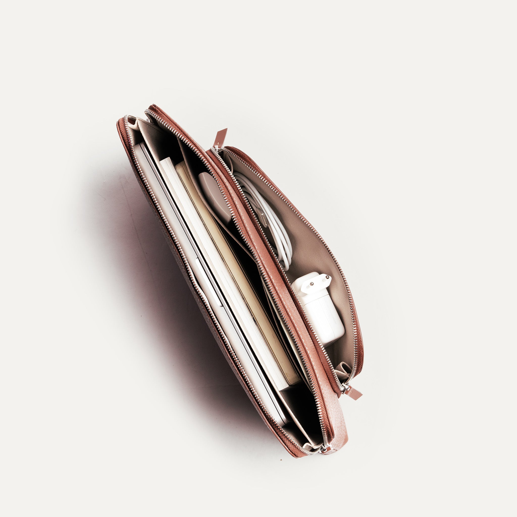 Housse ordinateur cuir noir élégante avec compartiment pour accessoires et MacBook — pochette homme ou femme.