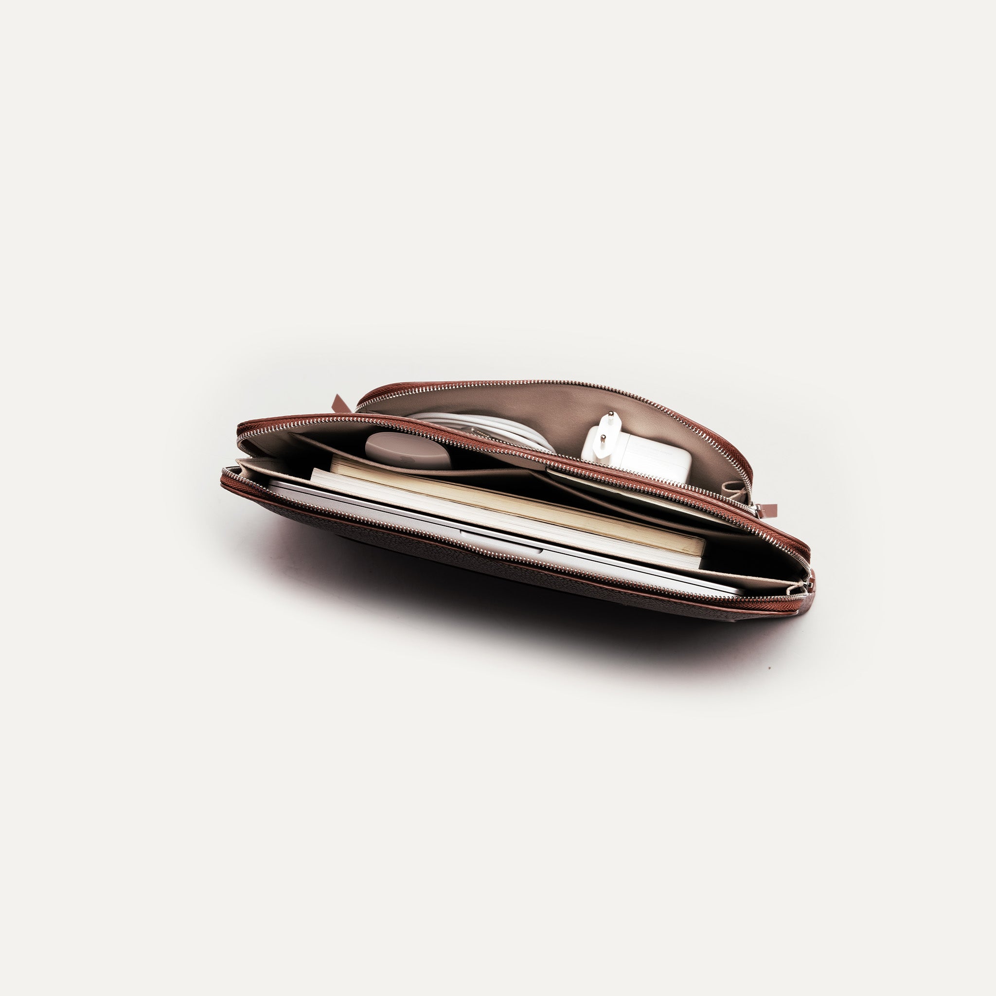 Pochette ordinateur 16 pouces ouverte montrant plusieurs accessoires et compartiments pratiques.