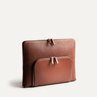 Pochette ordinateur en cuir noir pour MacBook jusqu’à 16 pouces avec poche zippée extérieure — modèle ANNA.