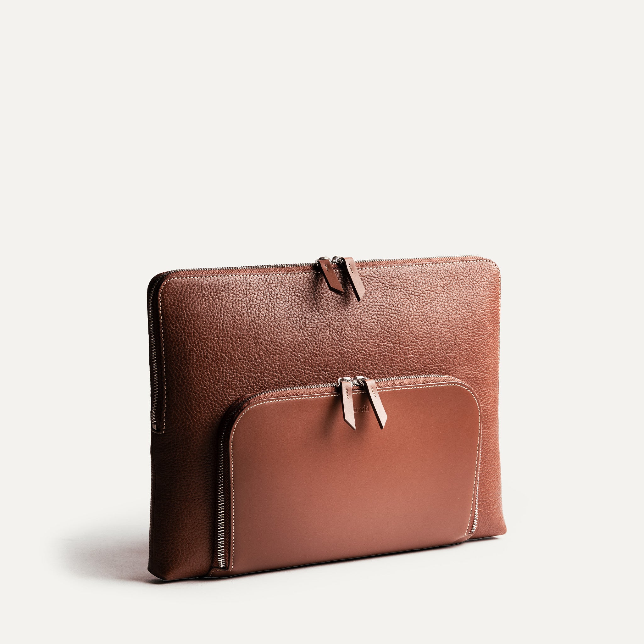 Pochette ordinateur en cuir noir pour MacBook jusqu’à 16 pouces avec poche zippée extérieure — modèle ANNA.