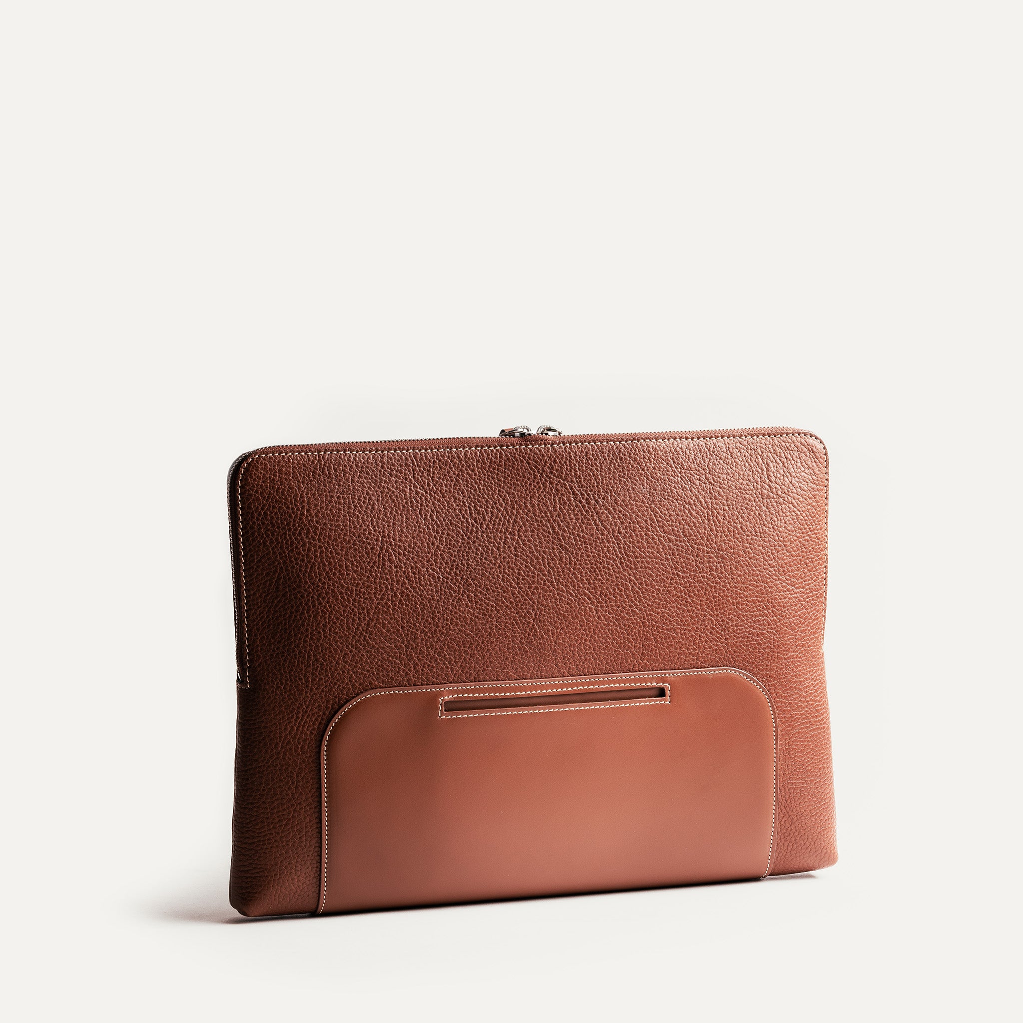 Pochette ordinateur en cuir marron pour homme ou femme, adaptée aux MacBook jusqu’à 16 pouces — modèle ANNA