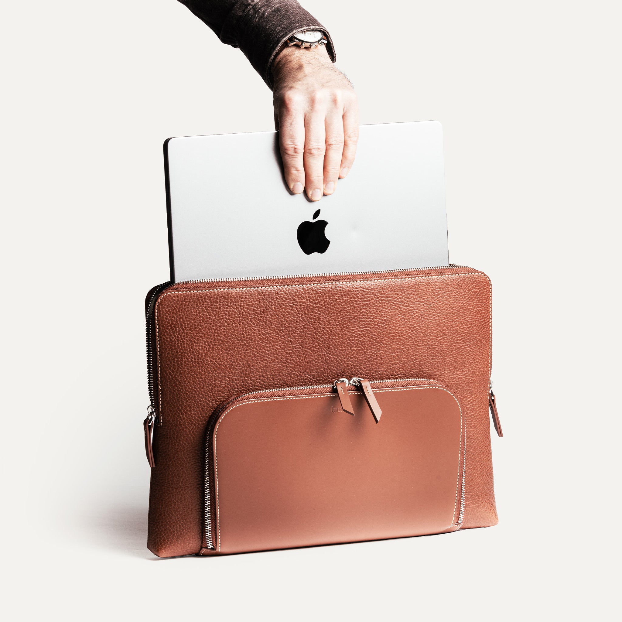 Pochette mac pensé par lundi pour être élégante et fonctionnel dans son quotidien.
