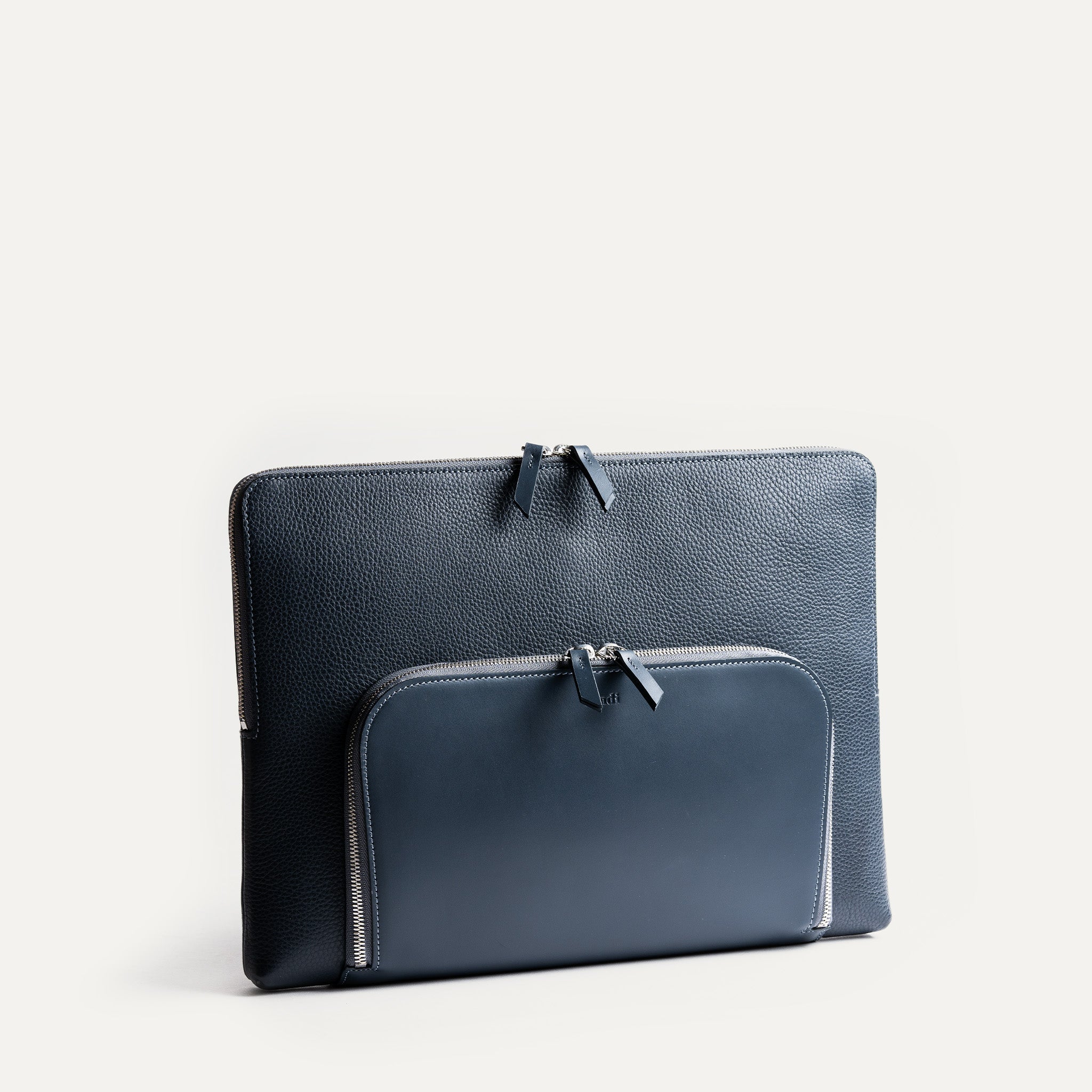 Pochette ordinateur élégante, luxueuse et fonctionnel en cuir marine et équipé de deux rangements.