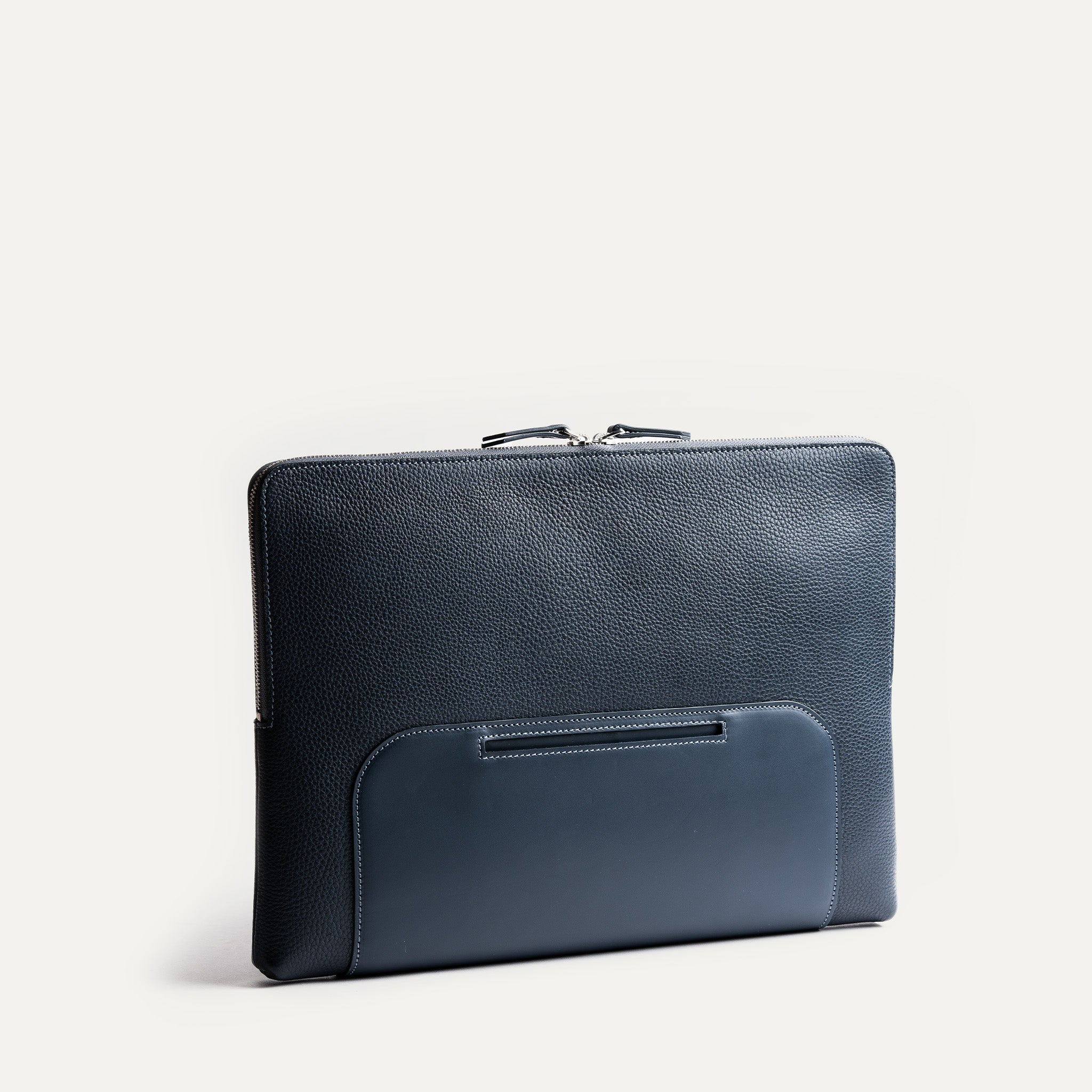 Pochette ordinateur 16 pouces de couleur marine ultra pratique et élégante porté à la main.