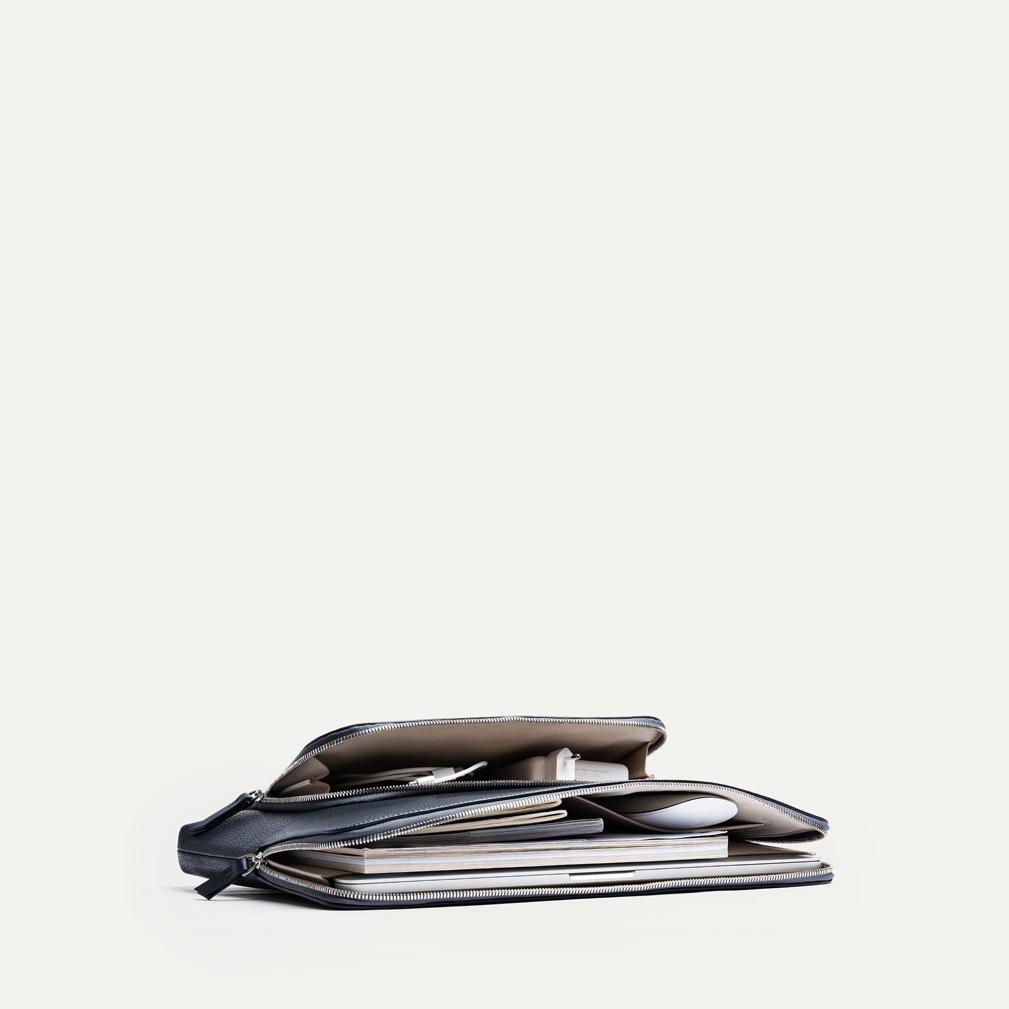 Housse ordinateur pour gardez votre ordinateur portable et vos accessoires en sécurité avec cet étui en cuir raffiné.