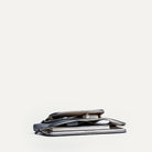 Pochette ordinateur portable doté d'une poche avant pour vos accessoires, idéal pour transporter votre appareil et vos petits objets en toute sécurité.