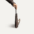 Pochette mac ultra fonctionnelle équipée de deux rangements sécurisé en cuir durable.