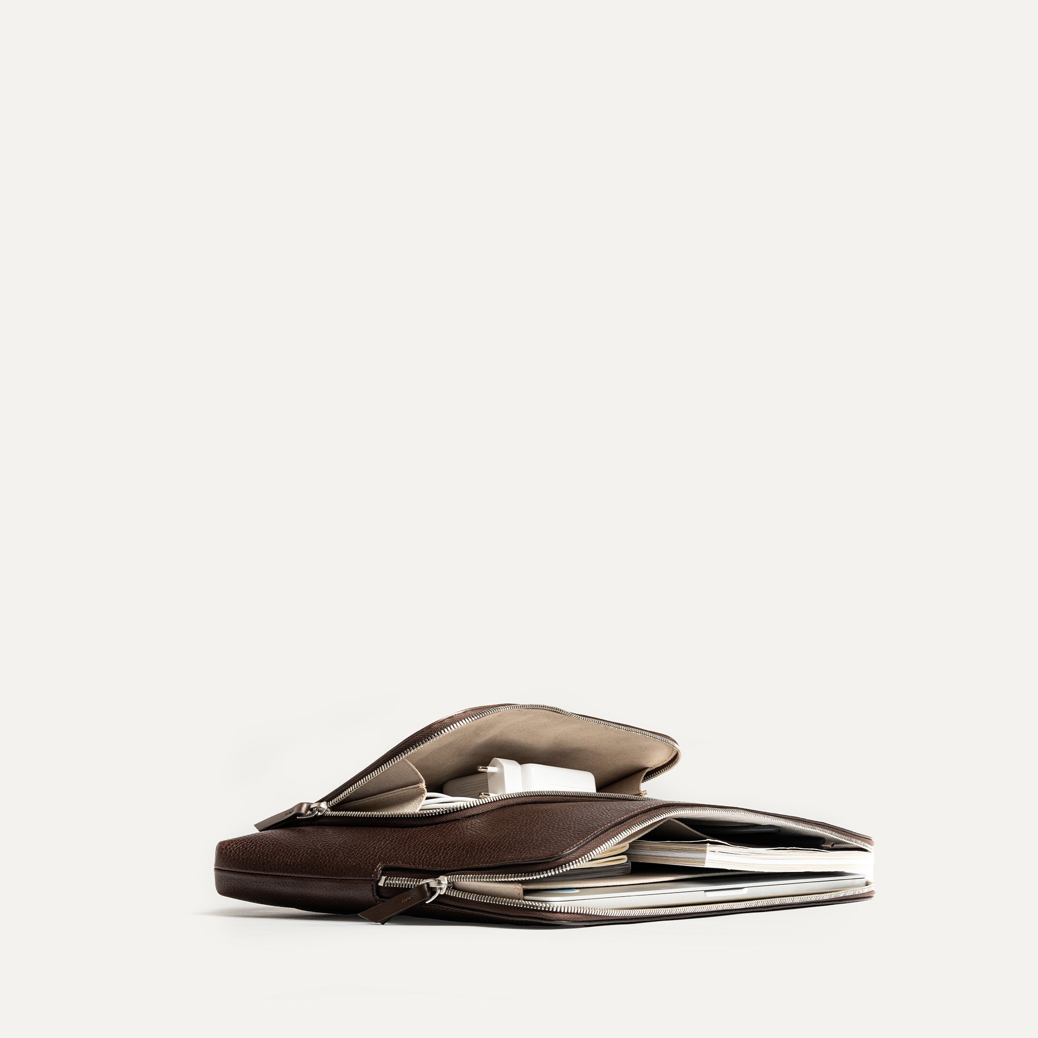 Pochette ordinateur cuir ANNA pensé par lundi pour un PC, mac de 16 pouces maximum pour être élégant, fonctionnelle et sécurisante.