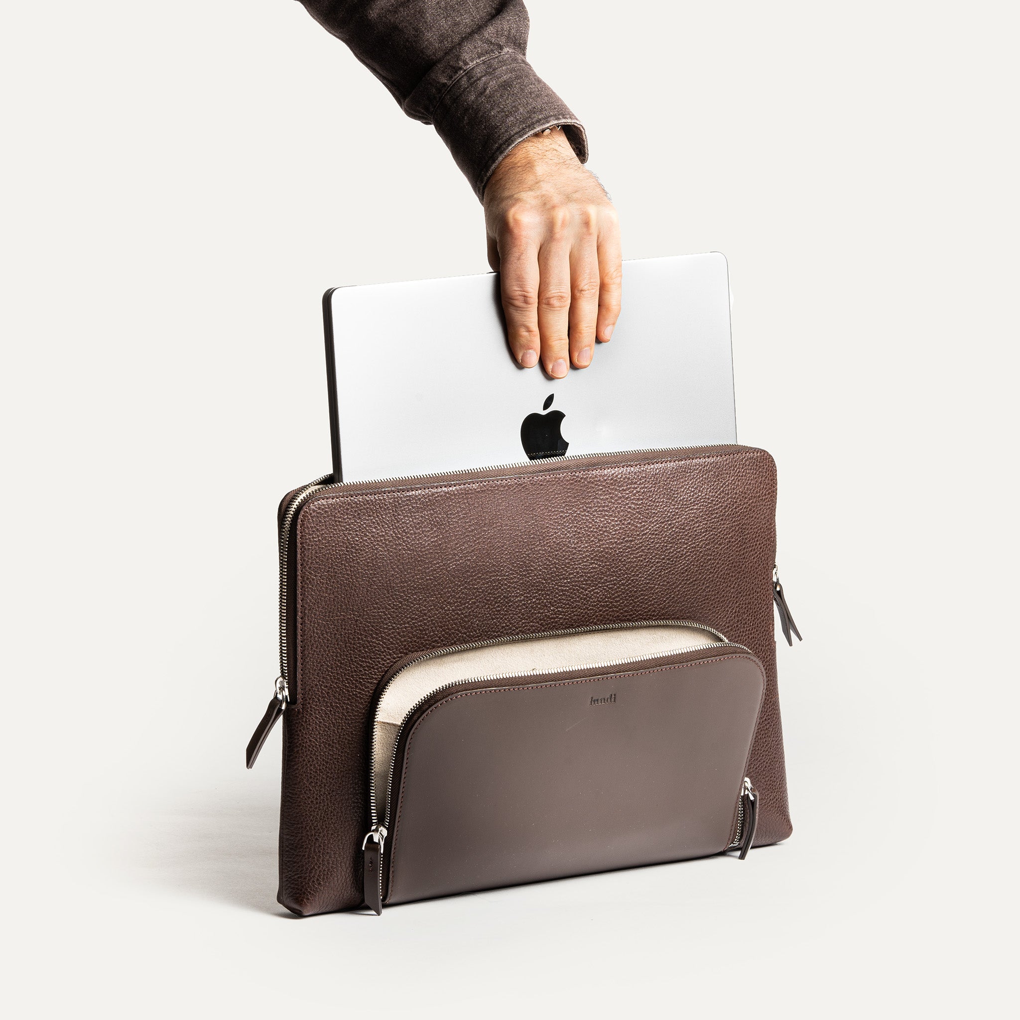 Pochette mac élégante, robuste et fonctionnelle pour votre ordinateur jusqu'à 16 pouces et ses équipements.