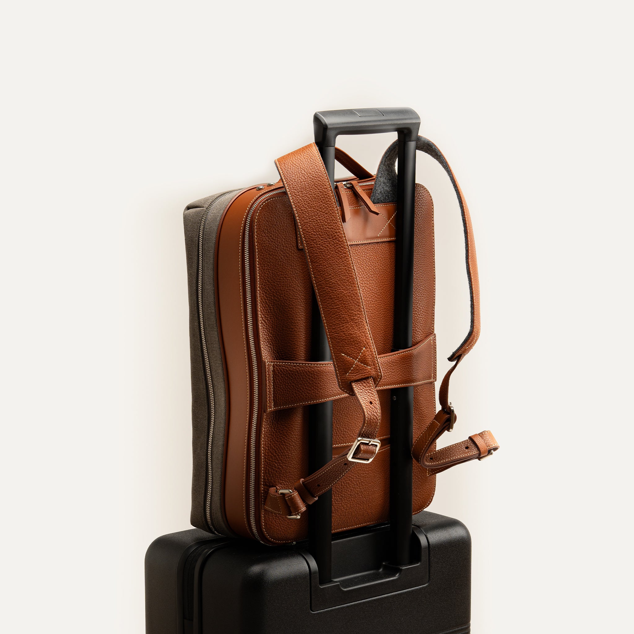 Sac à dos business homme avec une poche passeport discrète à l’arrière et un passant trolley intégré