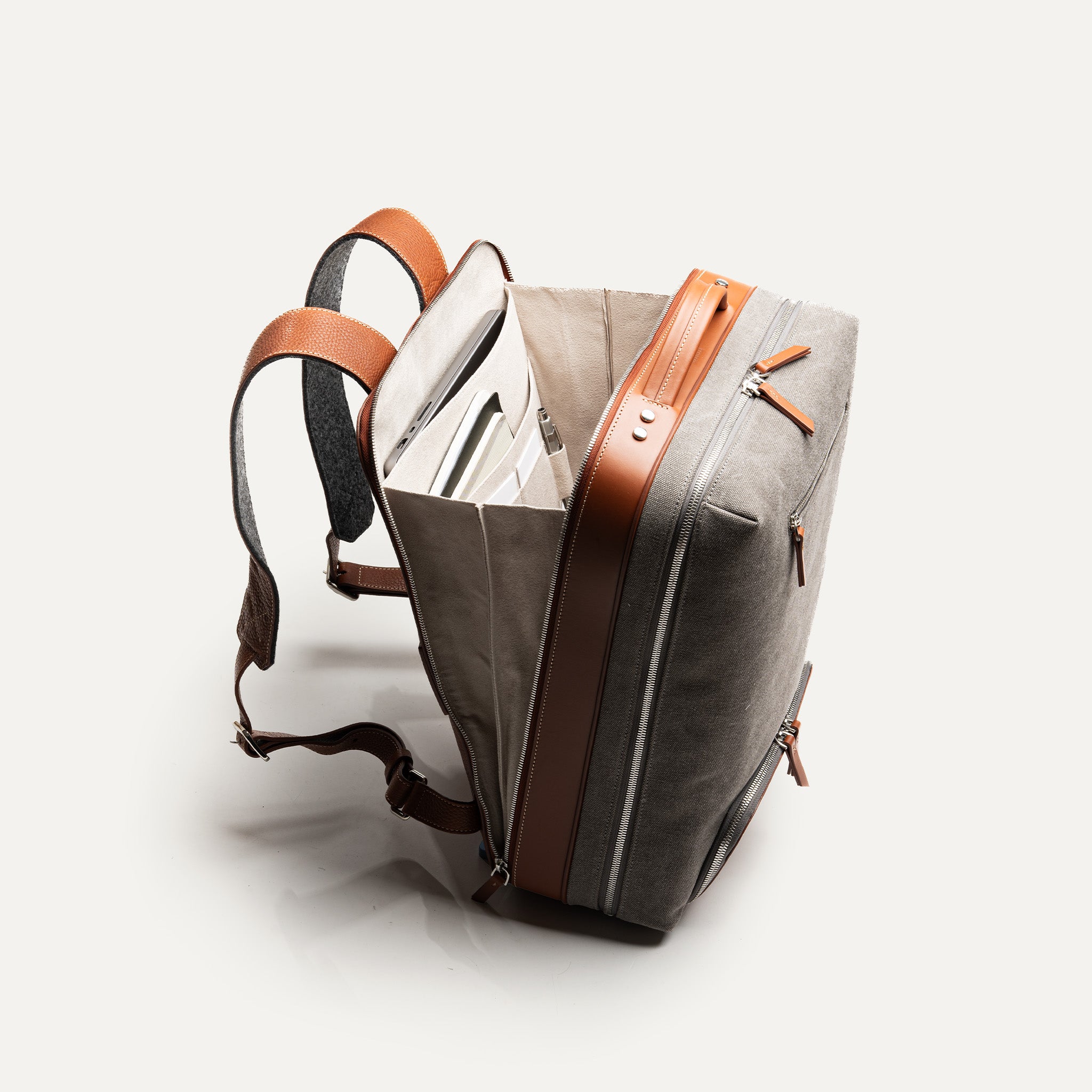 Sac à dos ergonomique avec deux compartiments distincts : bureau & vêtements