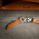 Sac à dos homme cuir luxe avec fermetures éclairs YKK de la gamme Excella à double curseur.