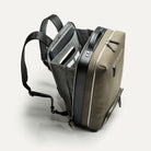 Sac à dos homme cuir noir et toile kaki avec rangements organisés, parfait pour emporter vêtements et dossiers