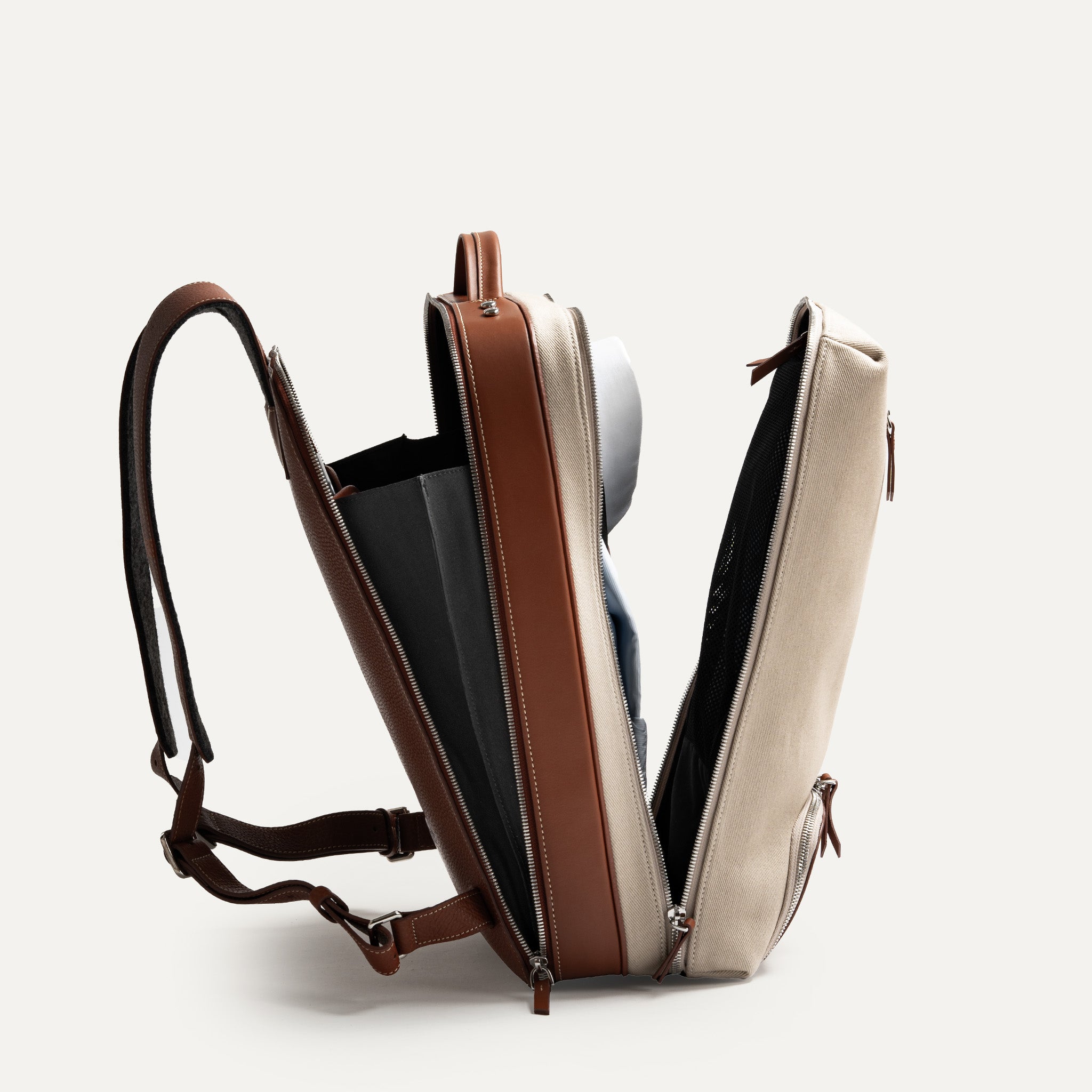 Sac à dos de voyage avec séparation nette entre affaires de bureau et vêtements
