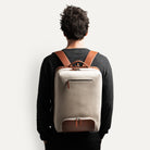 Sac à dos luxe homme en cuir et toile sable, parfait pour un look professionnel et transporter ses affaires de travail