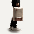 Ce sac à dos en cuir et toile sable est durable et comporte une poignée de transport tout en cuir