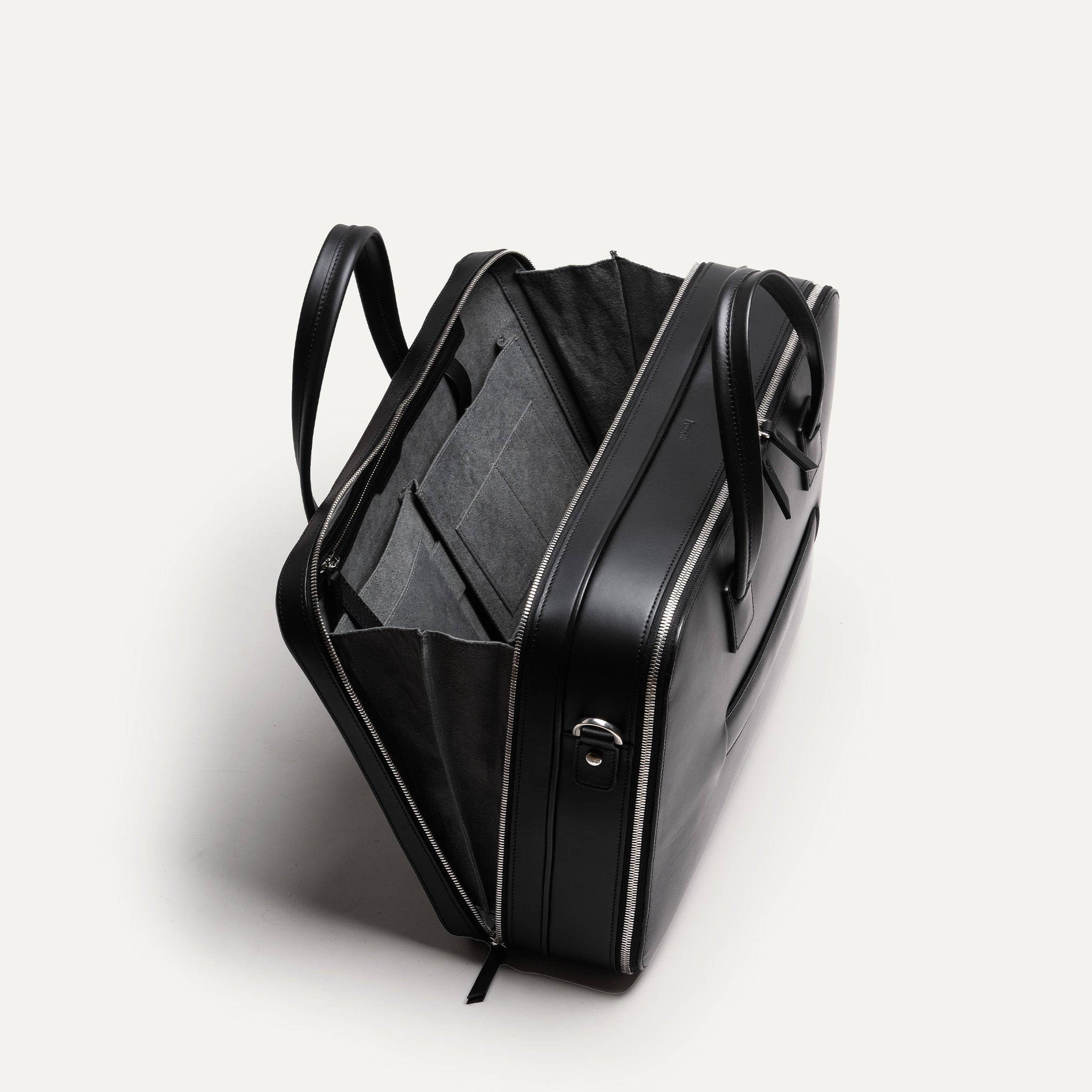 Briefcase en cuir avec espace office équipé d’une grande poche zippée.