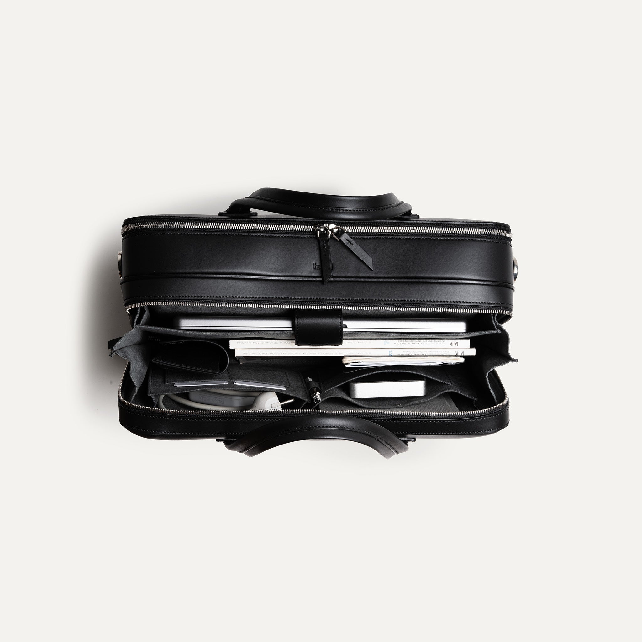 Attaché case conçu pour 36 heures avec un compartiment dressing et office.