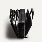 Briefcase en cuir avec espace dressing équipé d’une grande poche zippée doublée mesh pour sous-vêtements et effets personnels.
