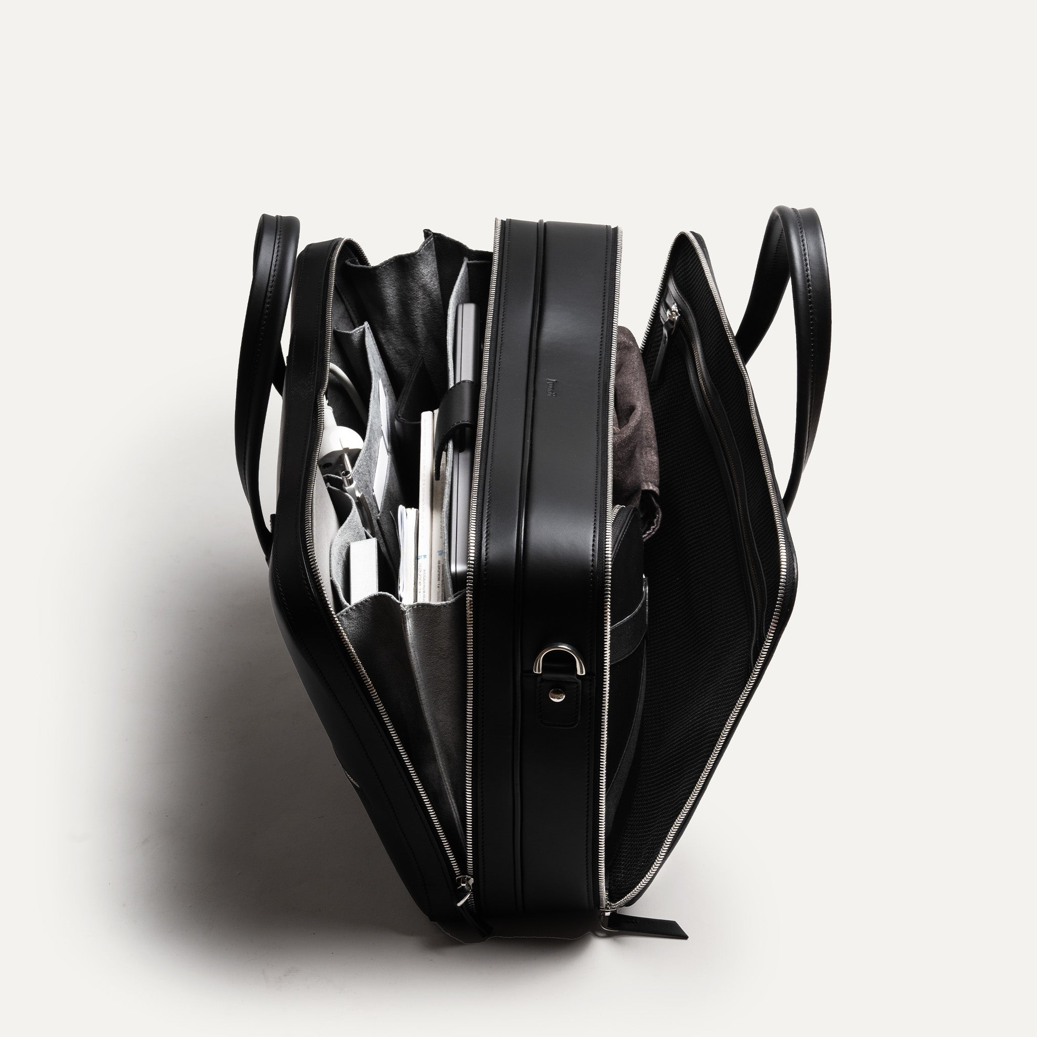 Briefcase en cuir avec espace dressing équipé d’une grande poche zippée doublée mesh pour sous-vêtements et effets personnels.