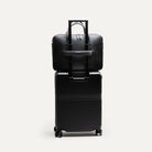 Attaché case conçu pour 36 heures doté d'un passant trolley pour être transporter sur une valise.