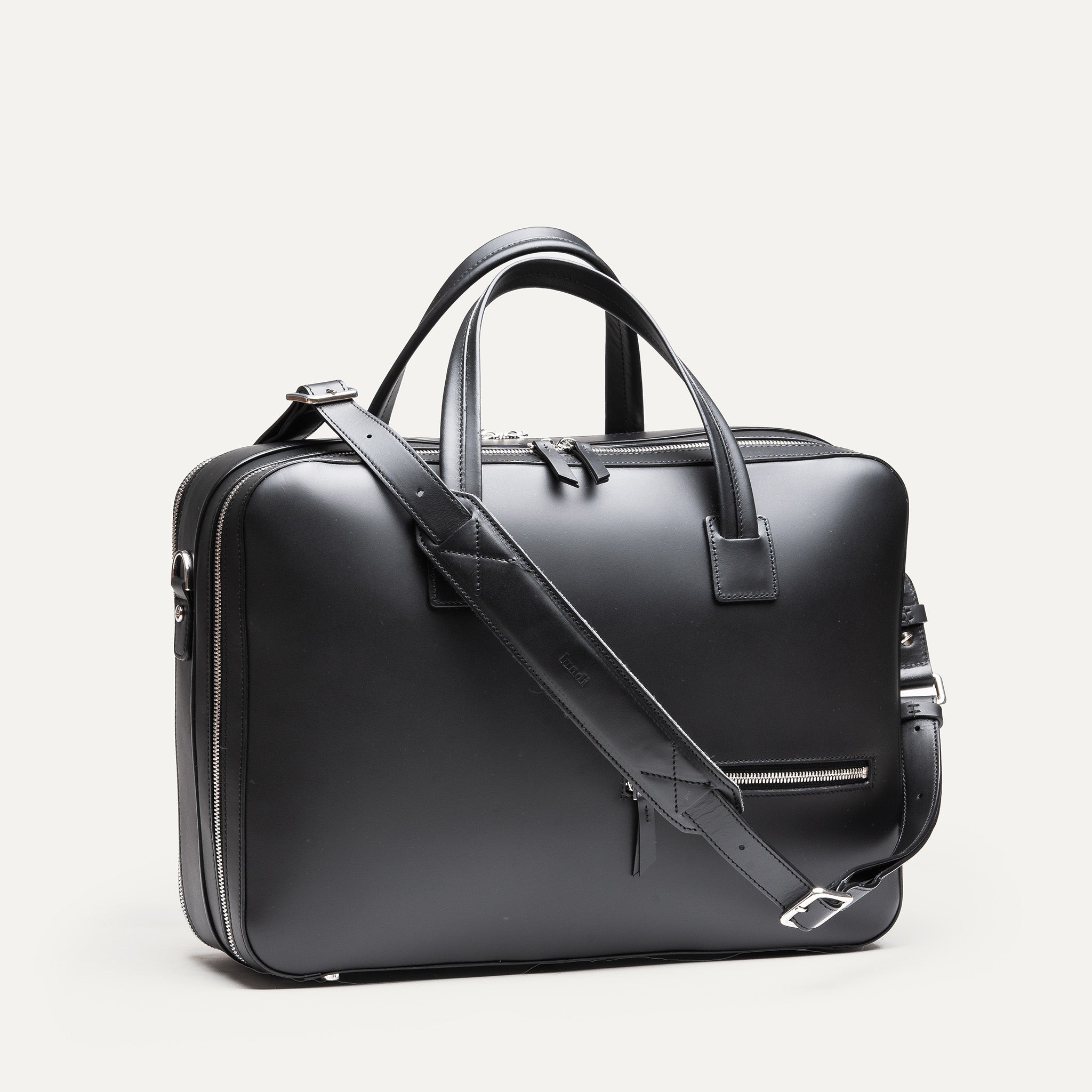 Attaché case conçu pour 36 heures équipé d'une bandoulière fonctionnelle et confortable.