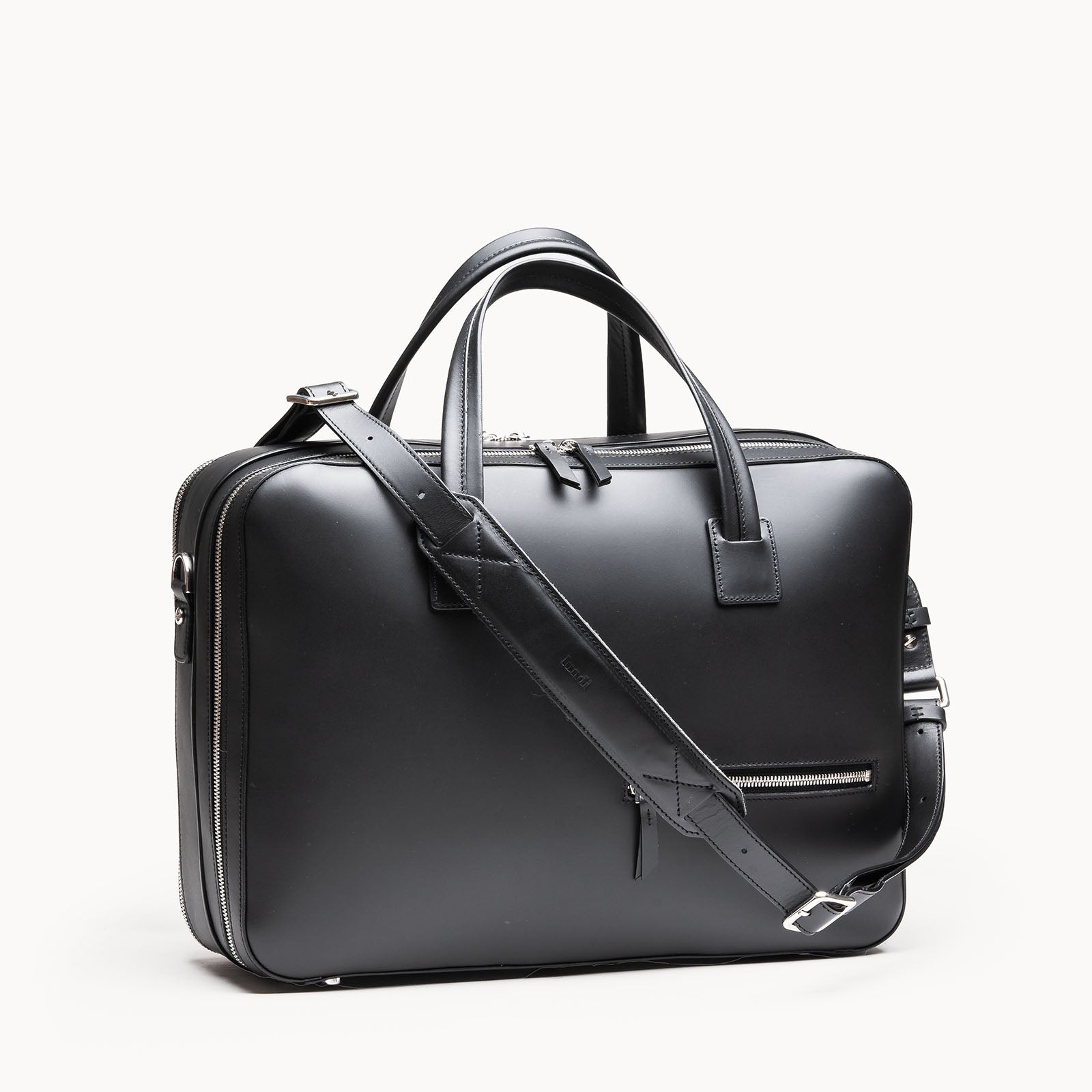 Attaché case conçu pour 36 heures équipé d'une bandoulière fonctionnelle et confortable.