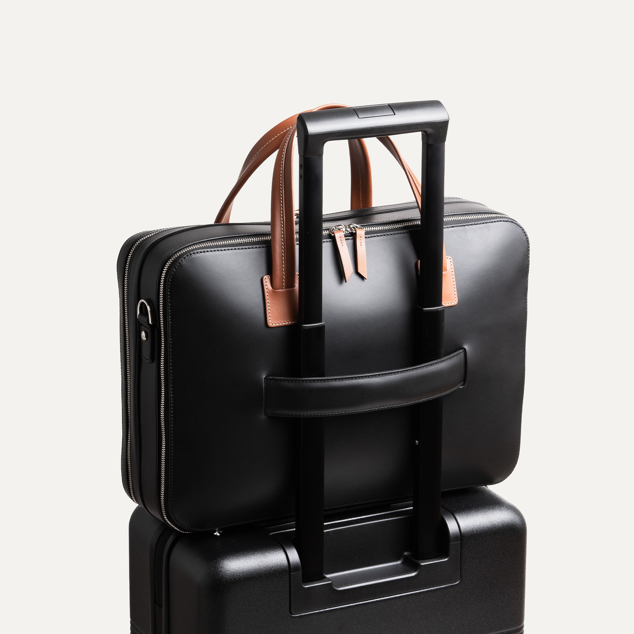 Sac à bandoulière homme doté d'un passant trolley idéal pour faire une pause.