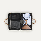 Sac à bandoulière homme Bellecourt combine un compartiment bureau avec un compartiment pour vos affaires personnelles. Chemise, trousse de toilette, cravate, caleçon , t-shirt trouveront leur place dans le compartiment  prévu à cet effet.