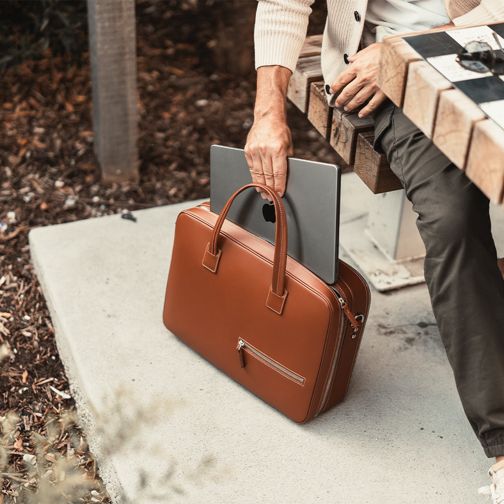 Sac ordinateur spacieux avec poche matelassée adaptée aux ordinateurs de 13 à 17 pouces et poche extérieure pour passeport.