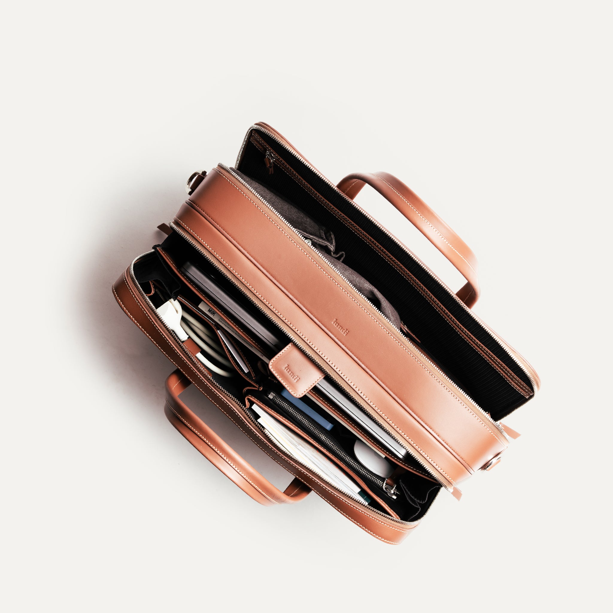 Sac cuir homme 36 heures, doté d’un compartiment dressing avec sangle élastique pour maintenir vos vêtements.