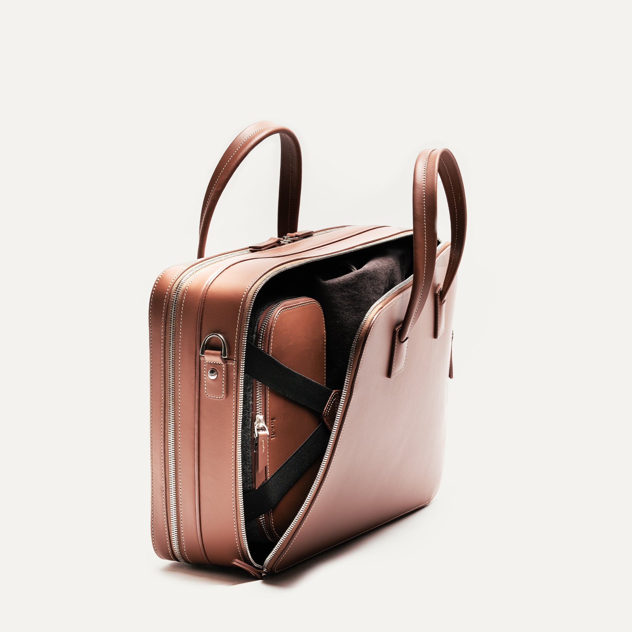 Sac homme travail avec compartiment séparé pour ordinateur, trousse de toilette et accessoires personnels.