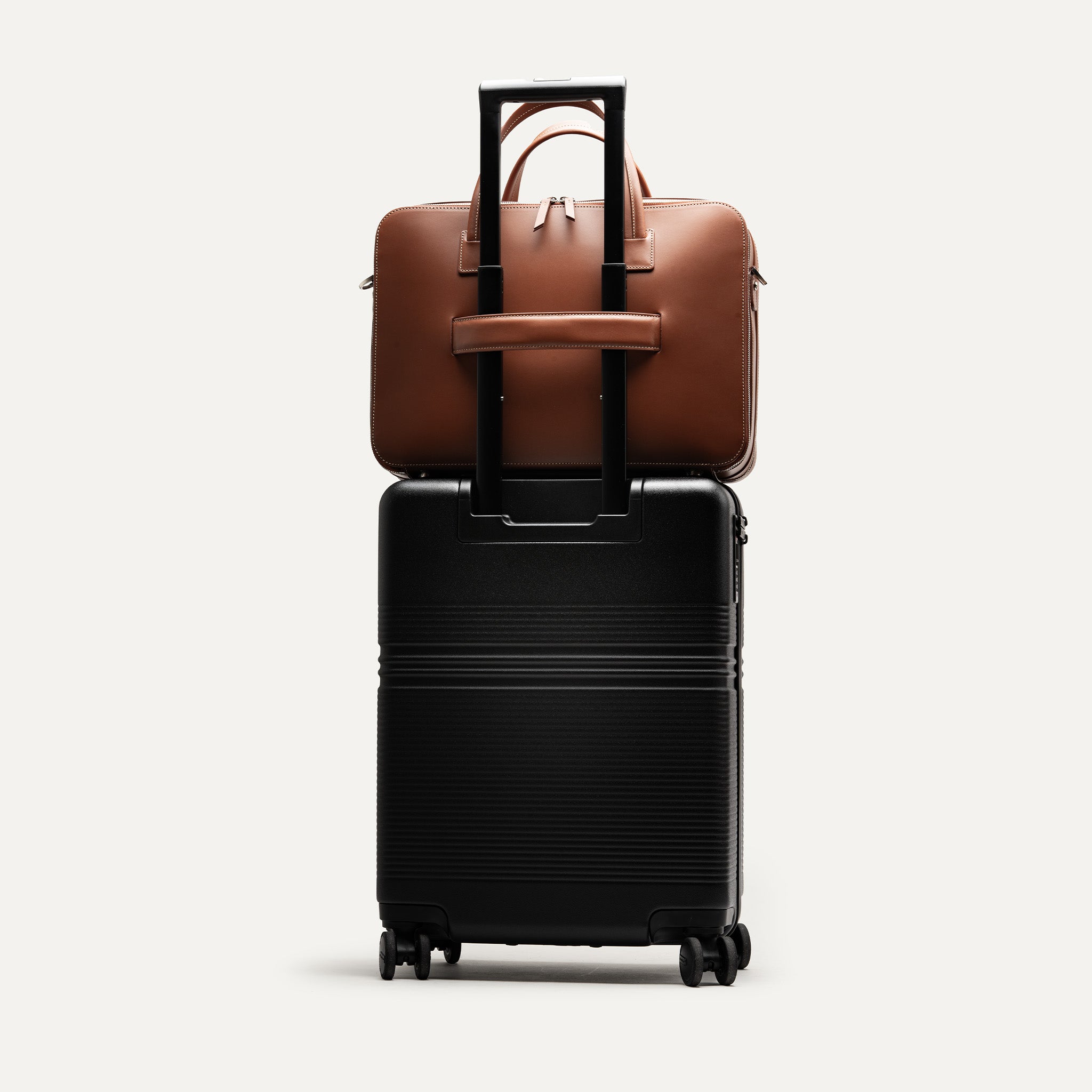 Sac cuir homme 36 heures doté d'un passant trolley idéal pour être transporter sur une valise.
