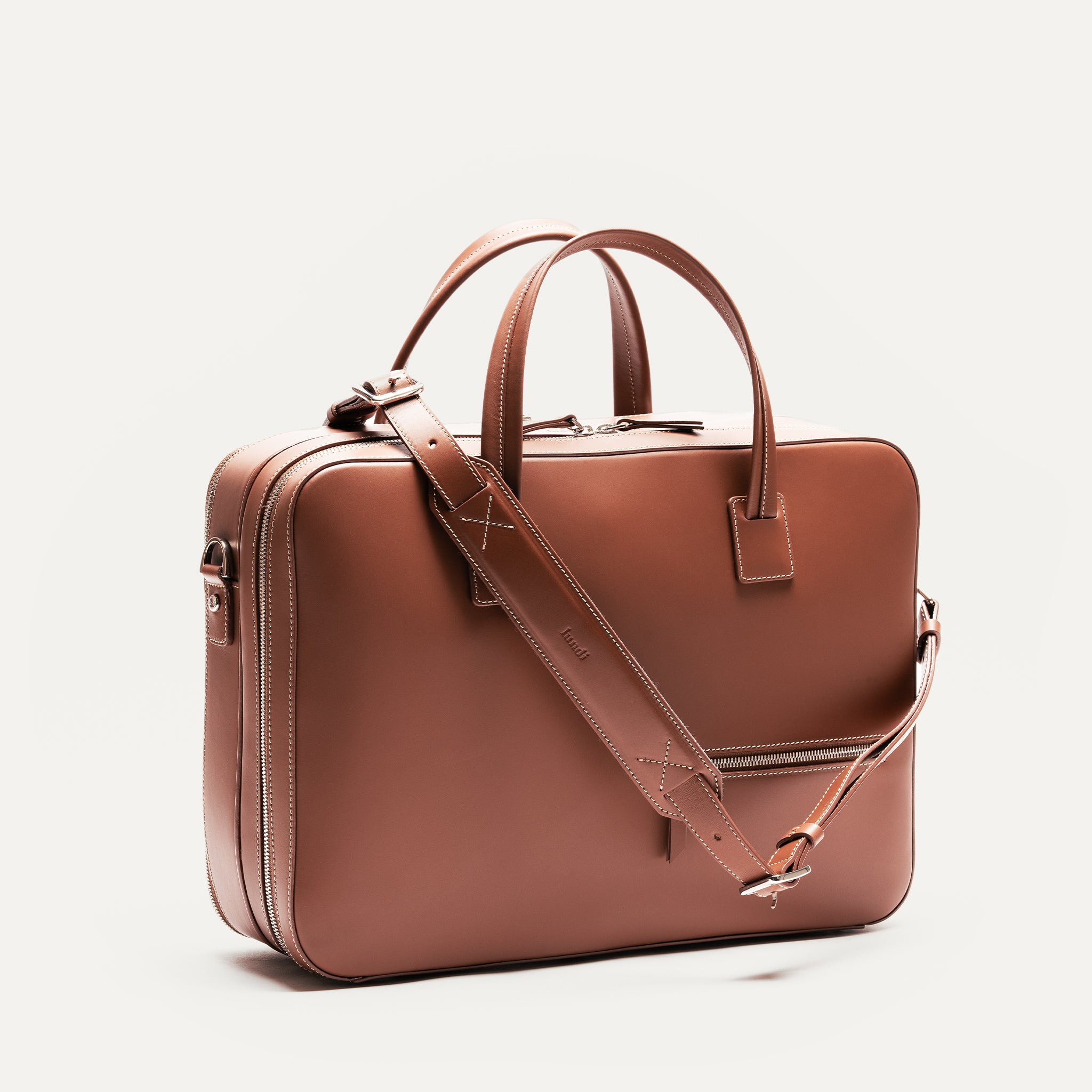 Sac à bandoulière homme avec bandoulière amovible et poche dressing.