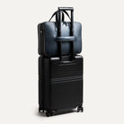 Sac cuir homme 36 heures, doté d’un passant trolley pour être transporter sur une valise en déplacement.