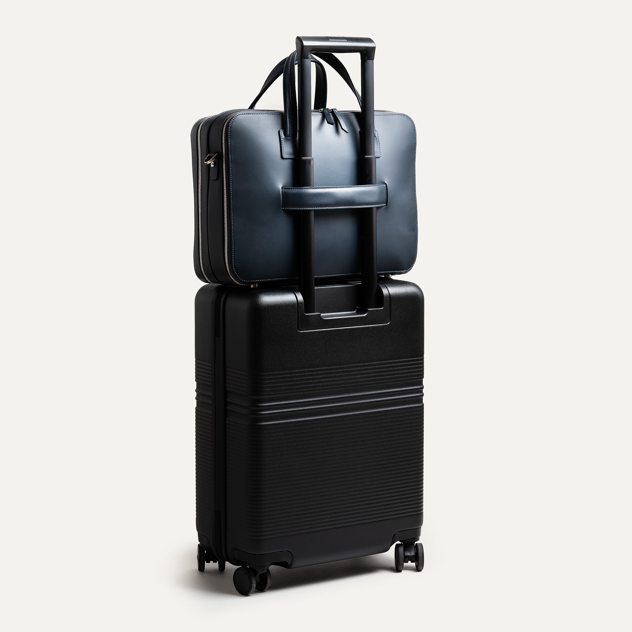 Sac cuir homme 36 heures, doté d’un passant trolley pour être transporter sur une valise en déplacement.