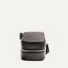 Trousse de toilette femme grand format vue de côté, conçue en cuir texturé de haute qualité avec fermeture éclair robuste.