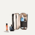 Trousse de toilette cuir pour homme ouverte avec accessoires de toilette, montrant les compartiments de rangement pratiques.