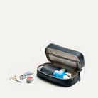 Grande trousse de toilette avec compartiment ouverte, exposant les accessoires de toilette organisés à l'intérieur.