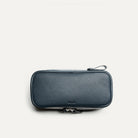 Trousse de toilette femme vue de dessus, en cuir texturé bleu marine, élégante et pratique pour les voyages.