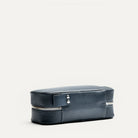 Trousse de toilette homme luxe vue de l’arrière, avec poignée latérale et finition en cuir pleine fleur bleu marine.