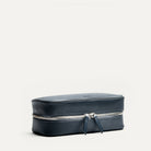 Trousse de toilette homme cuir bleu marine fermée, élégante et moderne, idéale pour les accessoires de voyage.