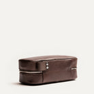 Grande trousse de toilette avec compartiment vue arrière, dotée d’une poignée latérale pratique.