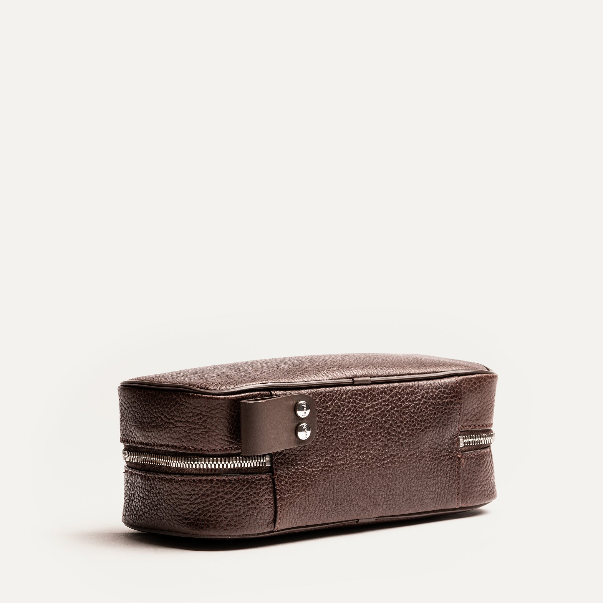Grande trousse de toilette avec compartiment vue arrière, dotée d’une poignée latérale pratique.