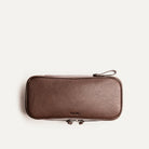 Grande trousse de toilette pour homme vue du dessus, en cuir marron texturé, avec double fermeture éclair.