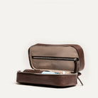 Trousse de toilette homme ouverte à moitié, montrant la pochette intérieure zippée et les compartiments pratiques.