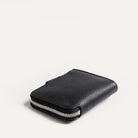 Portefeuille homme cuir noir avec zip périphérique, format compact et élégant.