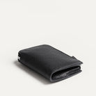 Portefeuille homme ou femme fermé, cuir grainé pleine fleur noir semi végétal pensé par lundi, modèle CLOVIS.