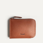 Portefeuille homme cuir de couleur cognac compact zippé, compartiments cartes, billets et pièce d’identité.